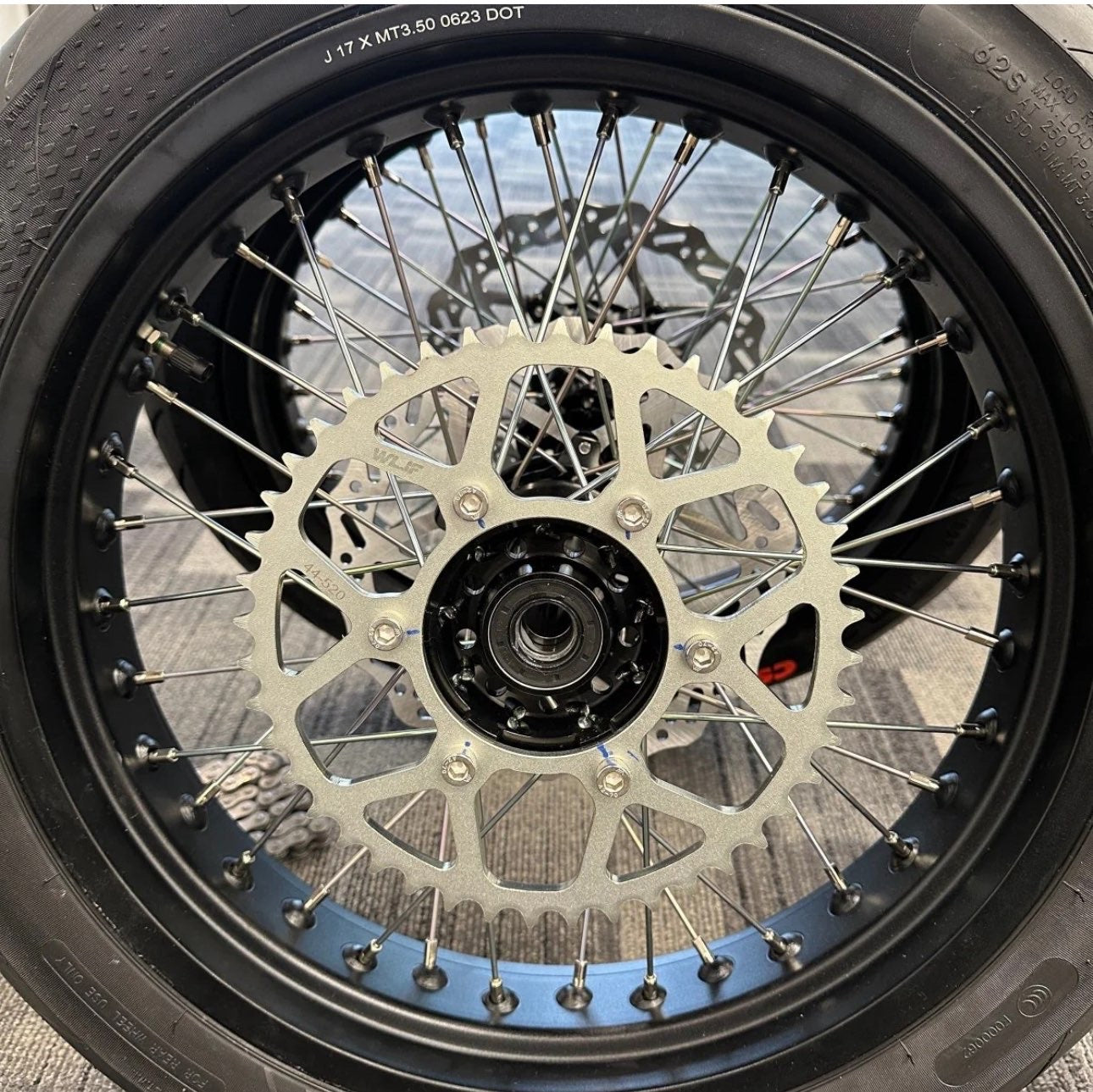 Ultra bee super motos